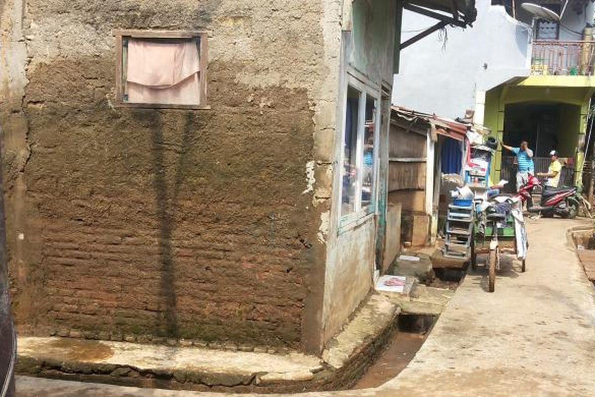 Kondisi permukiman warga di Gang Kober, RW 02 Kelurahan Cawang, Kramat Jati, Jakarta Timur pada Rabu (22/2/2017). Tampak di dinding rumah warga ada bekas ketinggian banjir. Kawasan ini menjadi salah satu kawasan yang terkena banjir pada Selasa (21/2/2017) kemarin. 