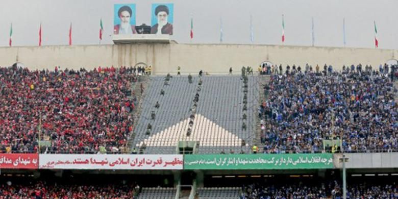 Kelompok pendukung Esteghlal (kanan) dan Persepolis (kiri) dalam pertandingan di Stadion Azadi di Teheran, Minggu (12/2/2017).  