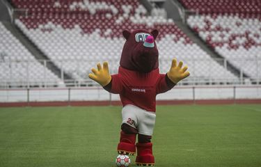 Maskot Piala Dunia U-20 2023 Indonesia bernama Bacuya berpose dalam acara 100 Hari Menuju Piala Dunia U-20 Indonesia 2023 di Stadion Utama Gelora Bung Karno, Jakarta, Kamis (9/2/2023). Kementerian Pemuda dan Olahraga bersama Persatuan Sepak Bola Seluruh Indonesia (PSSI) resmi menghitung mundur 100 hari menuju perhelatan Piala Dunia U-20 2023 yang akan berlangsung di Indonesia pada 20 Mei-11 Juni 2023.