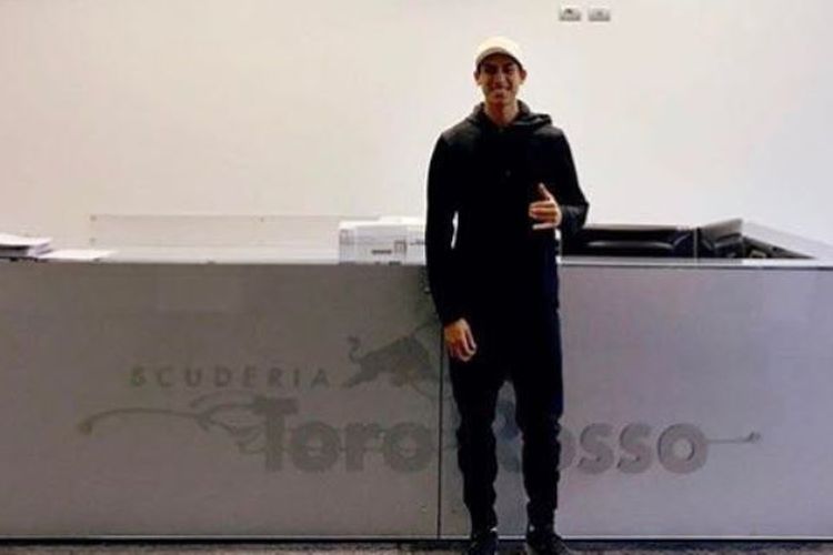 Pebalap Indonesia, Sean Gelael, berpose di markas tim Formula 1, Scuderia Toro Rosso.