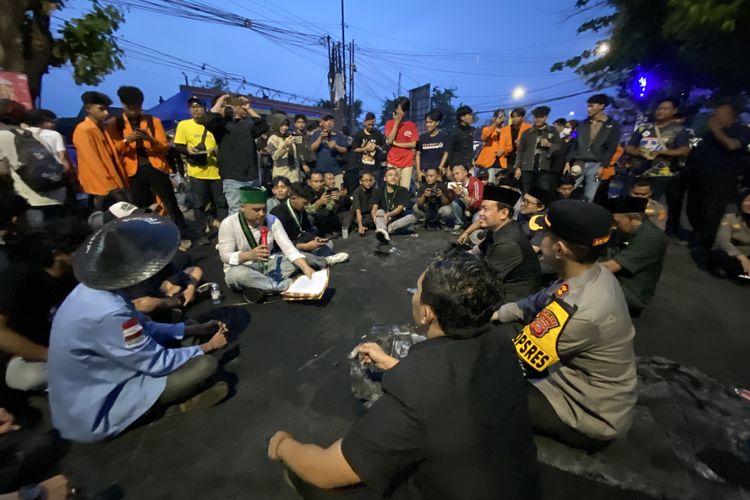Demo Mahasiswa di Indramayu Berlangsung Hingga Malam, Minta Evaluasi Kinerja Bupati dan DPRD Indramayu