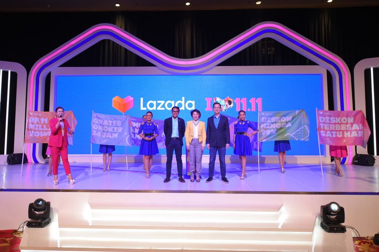 Haikal Bekti Anggora, Monika Rudijono, dan Ferry Kusnowo dari Lazada Indonesia, pada Konferensi Pers Festival 11.11 Lazada di Ritz Carlton, Jakarta (5/11).