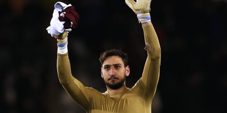 Penjaga gawang AC Milan, Gianluigi Donnarumma, melambaikan tangan kepada para suporter setelah laga Serie A kontra Torino, di Stadion Olimpico Turin, 16 Januari 2017.