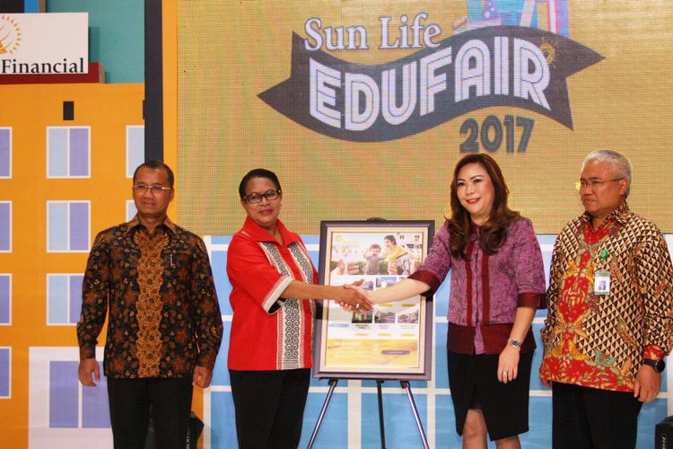 Menteri Pemberdayaan Perempuan dan Perlindungan Anak Yohana Yembise (kedua kiri) bersalaman dengan Presiden Direktur Sun Life Financial Indonesia Elin Waty, disaksikan Direktur Pembinaan Sekolah Dasar Kementerian Pendidikan dan Kebudayaan Wowon Widaryat (kanan) dan Deputi Komisioner Bidang Edukasi dan Perlindungan Konsumen OJK Sarjito (kiri) saat pembukaan Sun Life Edufair 2017, di Kota Kasablanka, Jakarta, Jumat (20/10).