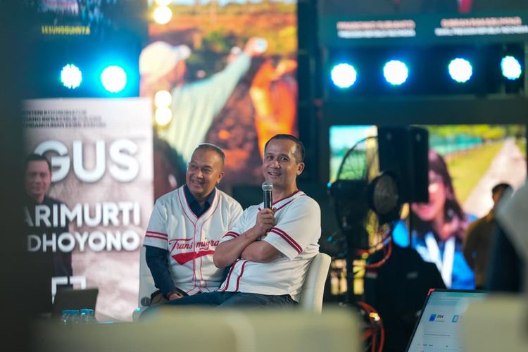 Menteri Transmigrasi M. Iftitah Sulaiman Suryanagara (sedang memegang microphone) saat menutup kegiatan Open House Transformasi Transmigrasi di Kementerian Transmigrasi, Kalibata, Jakarta Selatan, Minggu (19/10/2025).