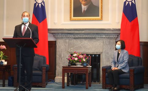 US Visit to Taiwan Kicks Off with Meeting Between Health Secretary and President