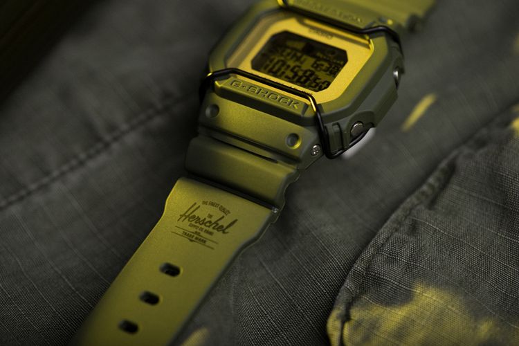 Herschel memberi sentuhan unik terhadap varian Casio G-Shock GLX5600-1, yang selama ini menjadi favorit di antara para peselancar, atlet, dan penggemar streetwear.