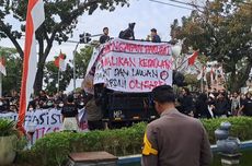 Demo di DPRD Solo, Massa Kenakan Pakaian Serba Hitam Tutup Jalan Adi Sucipto