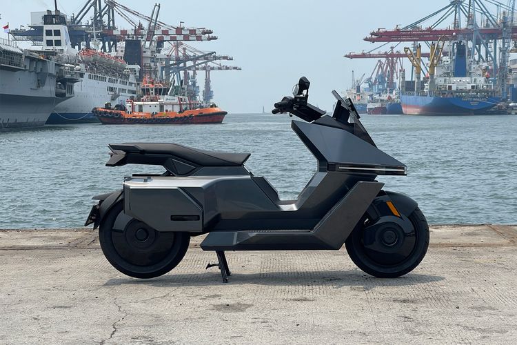 Omoway OMO-X: Skuter Listrik Futuristik, Desain Monolitik, 260 Km