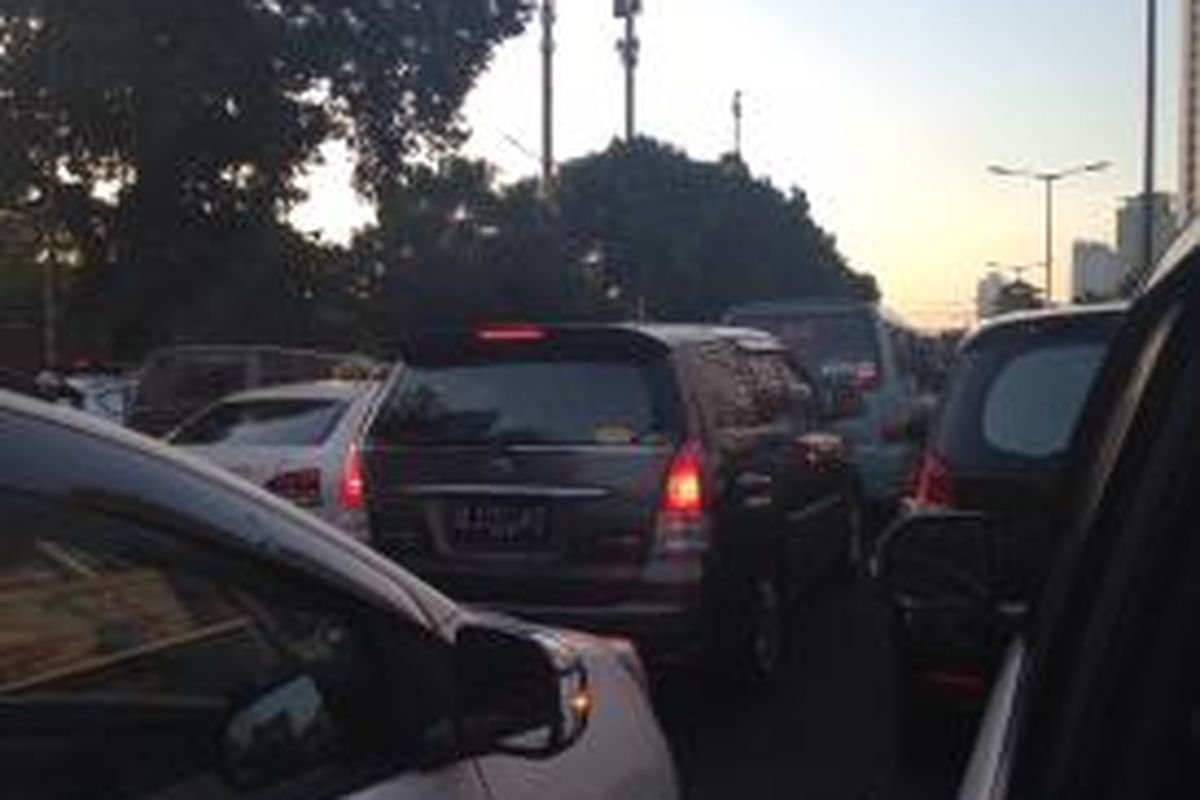 Macet parah menuju perempatan Permakaman Karet Bivak di Jalan KH Mas Mansyur dari arah Tebet, Jakarta Selatan, Jumat (17/7/2015). 