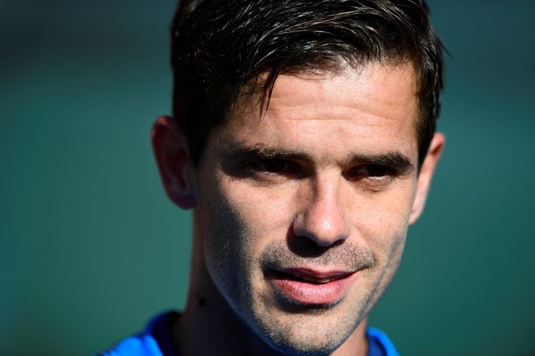 foto ini diambil pada 06 Desember 2018, Boca Juniors dari Argentina Fernando Gago berbicara kepada pers selama sesi latihan di markas Federasi Sepak Bola Spanyol (RFEF) di Las Rozas, barat laut Madrid. - Gelandang Argentina Fernando Gago, 34, dengan karir luar biasa di tim nasional, Boca Juniors dan Real Madrid, mengumumkan pada 10 November 2020 bahwa ia akan pensiun, saat bermain untuk Velez Sarsfield.