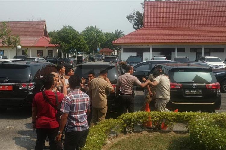 Dua orang mahasiswa yang melakukan protes pada rapat penanggulangan bencana karhutla di Gedung Daerah Riau diamankan petugas, Kamis (8/8/2019). Dok. Istimewa