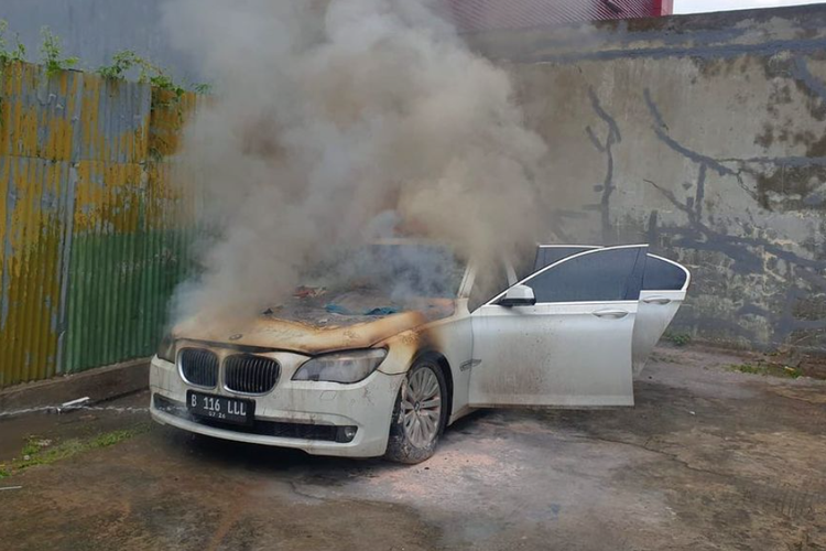 Mobil BMW terbakar saat sedang dipanaskan oleh pemilik kendaraan di Perumahan Sunter Garden, Kecamatan Tanjung Priok, Jakarta Utara, Senin (18/10/2021).
