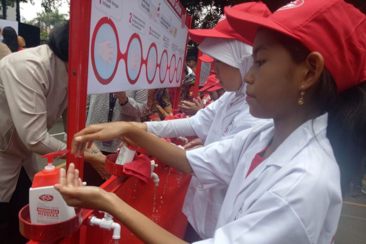 Para siswa SDN Rawa Barat 05 Jakarta Selatan ketika menjalankan aktivitas cuci tangan dalam rangka memperingati Hari Cuci Tangan Sedunia yang diperingati setiap 15 Oktober.