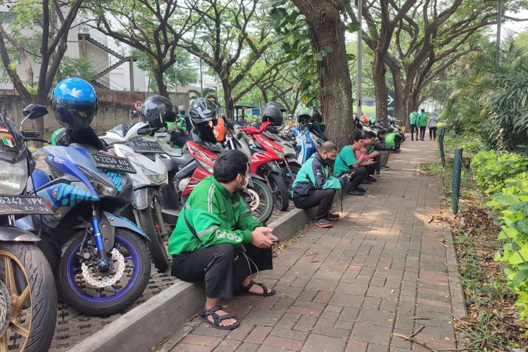 Tampak para pengendara ojek online sedang berdiam diri (mangkal) di pinggiran Mal Living World Alam Sutera, Serpong Utara, Tangerang Selatan pada Senin (5/9/2022). Hal itu mereka lakukan guna menghemat pengeluaran bensin imbas naiknya harga BBM