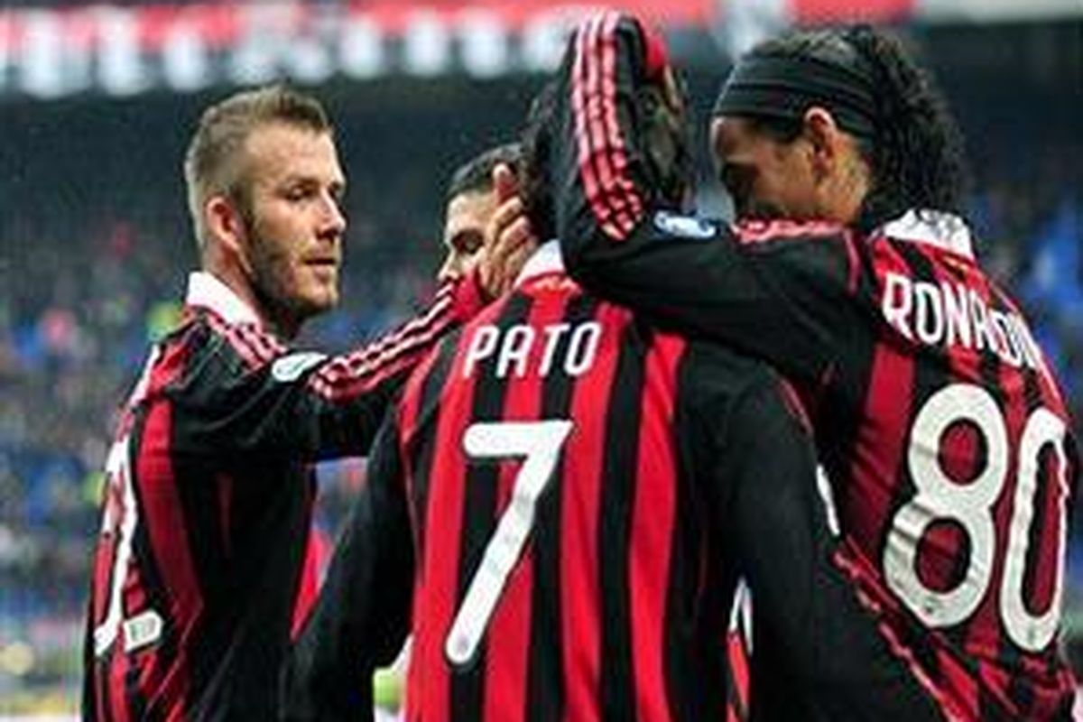 Alexandre Pato mendapat selamat dari rekan-rekannya, setelah mencetak gol kedua. Milan pun akhirnya menang 3-1, tapi Pato cedera.