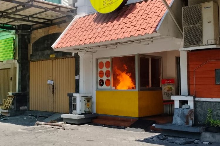Tim pemadam kebakaran berjibaku memadamkan api yang membakar dua ruko di Bukit Mas Surabaya, Jawa Timur, Minggu (15/9/2024). 