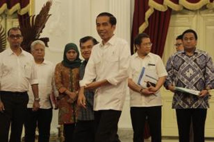 Presiden Joko Widodo didampingi Wakil Presiden Jusuf Kalla dan sejumlah menteri Kabinet Kerja mengumumkan kenaikan harga bahan bakar minyak, di Istana Merdeka, Jakarta, Senin (17/11/2014). Mulai 18 November pukul 00.00 WIB harga BBM jenis premium naik dari harga semula Rp 6.500 menjadi Rp 8.500 dan solar dari Rp 5.500 menjadi Rp 7.500.