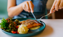 4 Makanan yang Bantu Tidur Lebih Nyenyak, Salah Satunya Salmon