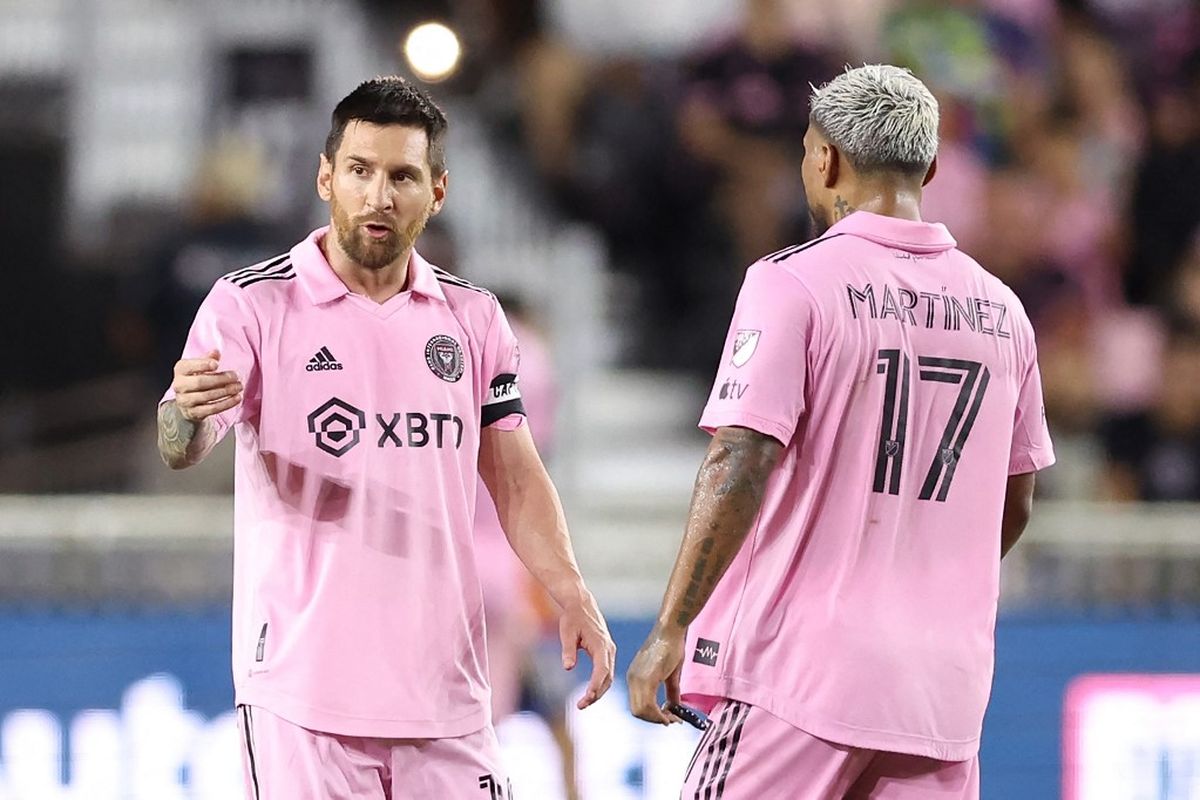 Bintang Inter Miami asal Argentina, Lionel Messi (kiri), berbicara kepada Josef Martinez dalam laga lanjutan MLS 2023 melawan FC Cincinnati di DRV PNK Stadium, Fort Lauderdale, Florida, Amerika Serikat, pada Sabtu (7/10/2023) malam WIB. Inter Miami kalah 0-1 dan dipastikan gagal lolos ke playoff MLS 2023.