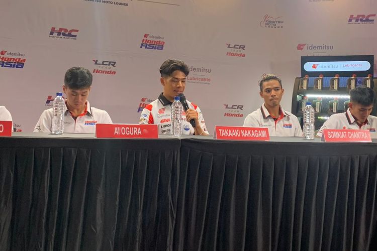 Rider LCR Honda, Takaaki Nakagami dalam sesi konferensi pers yang dihadiri Kompas.com di Idemitsu Moto Lounge, Jakarta, pada Selasa (10/10/2023). Dalam kesempatan itu, Nakagami mengaku ingin bersinar di MotoGP Indonesia 2023.
