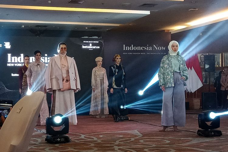 Sejumlah jenama dan desainer fesyen Indonesia bakal menampilkan karya mereka di ajang bergengsi New York Fashion Week (NYFW) sebagai bagian dari Indonesia Now pada tanggal 13 Februari 2023.