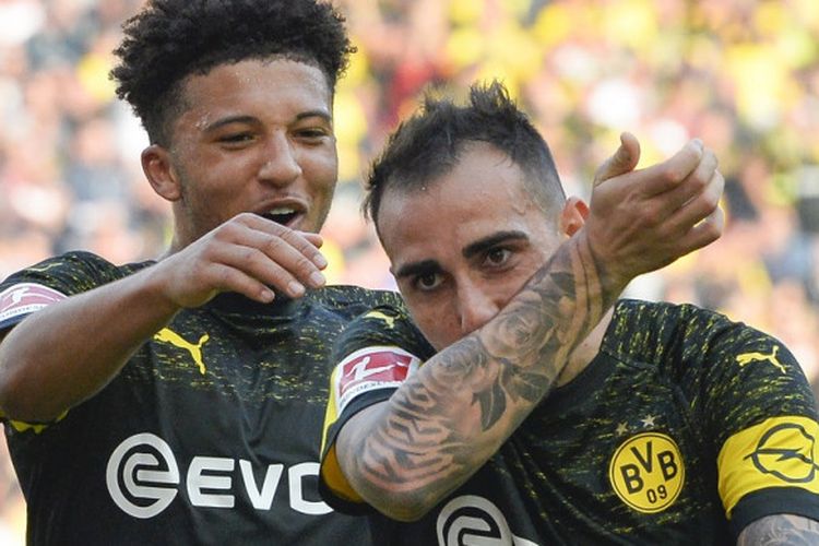 Dua penyerang Borussia Dortmund, Paco Alcacer (depan) dan Jadon Sancho, merayakan gol pada pertandingan Liga Jerman melawan Stuttgart, 20 Oktober 2018.
