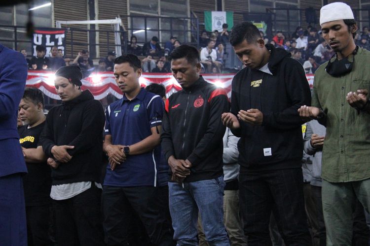 Pemain Persib Dedi Kusnandar dan dua pemain Persija Tony Sucipto dan Taufik Hidayat hadir dalam doa bersama untuk ratusan korban tragedi Kanjuruhan yang dialamai Aremania. Dia beraama digelar di Gor Saparua Bandung, Sabtu (8/9/2022) malam. 