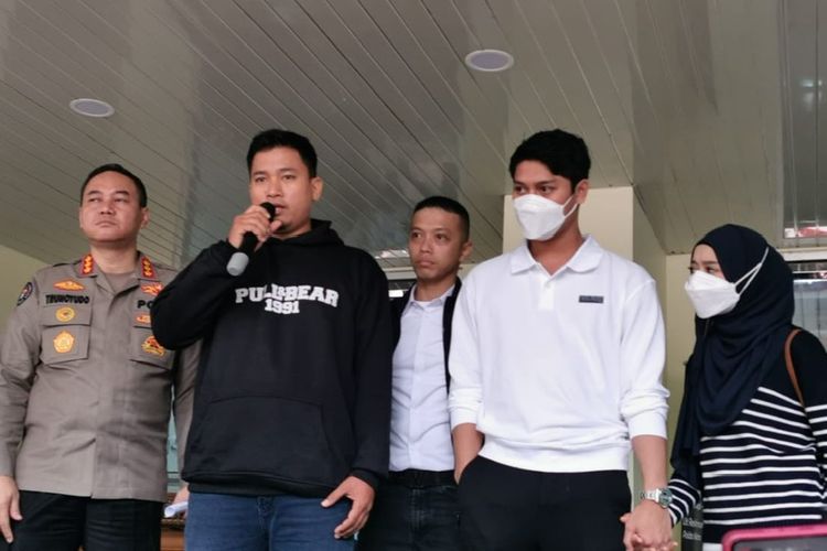 Pelaku A (memakai jaket hitam) dan Rizky Billar saat ditemui di Polda Metro Jaya, Jakarta, Jumat (3/2/2023). 