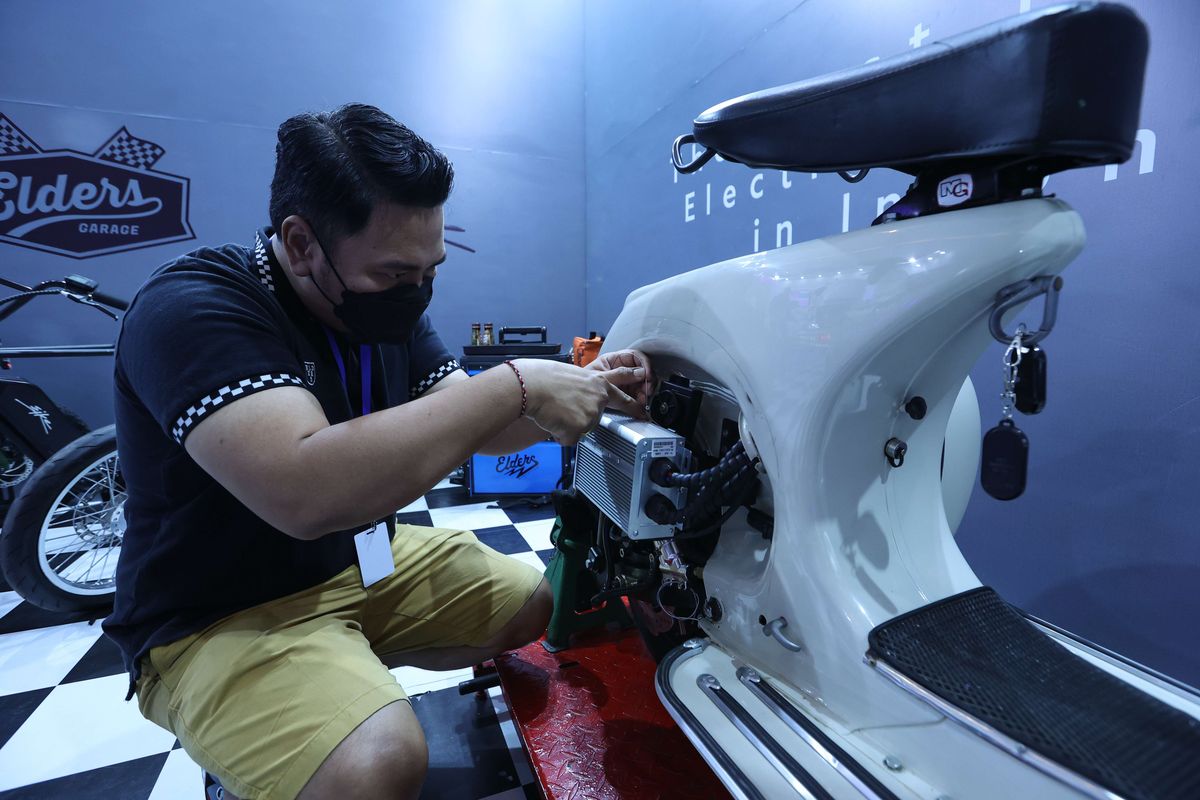 Konversi vespa klasik menjadi vespa listrik hasil modifikasi Elders Garage dipamerkan di ajang Periklindo Electric Vehicle Show (PEVS) 2022 di JIExpo Kemayoran, Kamis (28/7/2022). Butuh waktu 3 jam untuk melakukan modifikasi ini.