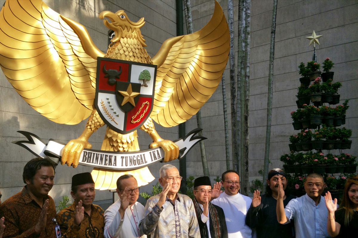 Uskup dan Unit Kerja Presiden bidang Pembinaan Ideologi Pancasila (UKP PIP) berfoto bersama di depan Garuda Pancasila Gereja Katedral 