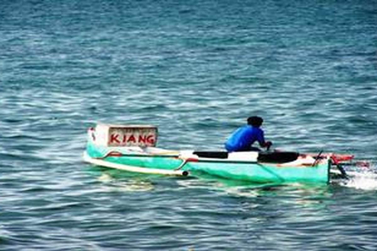 Ilustrasi: salah seorang nelayan menjaring ikan di perairan Kepulauan Selayar.