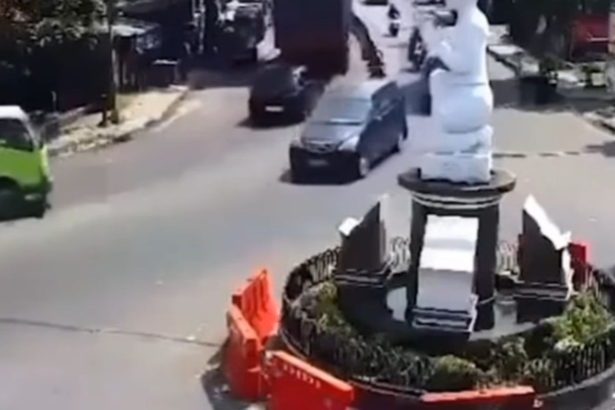 Tangkapan layar video viral kecelakaan di perempatan Parcom, Purwakarta, Jawa Barat.