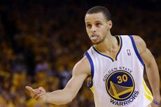 Stephen Curry Perpanjang Napas Warriors