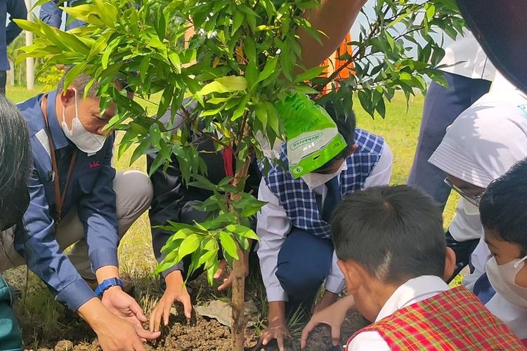 Penanaman pohon untuk penghijauan dalam rangka peringatan HUT Hutama Karya ke 61 di rest area Jalan Tol Palindra Indralaya