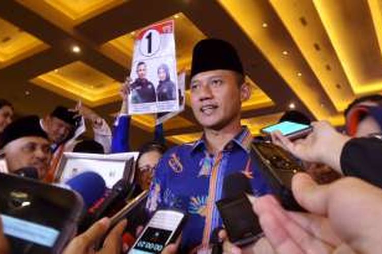 Calon gubernur DKI Jakarta nomor urut satu, Agus Harimurti Yudhoyono, usai menghadiri acara penetapan nomor urut oleh KPUD DKI Jakarta di JIExpo Kemayoran, Jakarta Pusat, Selasa (25/10/2016).