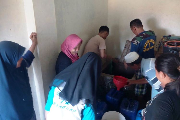 Sejumlah warga sedang mengambil air dari dalam sumur di Kampung/Desa Ramasari, Kecamatan Haurwangi, Kabupaten Cianur, Jawa Barat, Minggu (06/10/2019) yang diklaim ajaib karena tidak pernah kering meski kemarau.