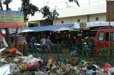 Sampah Bertumpuk, Pedagang Pasar Klender Cemas Kehilangan Pembeli