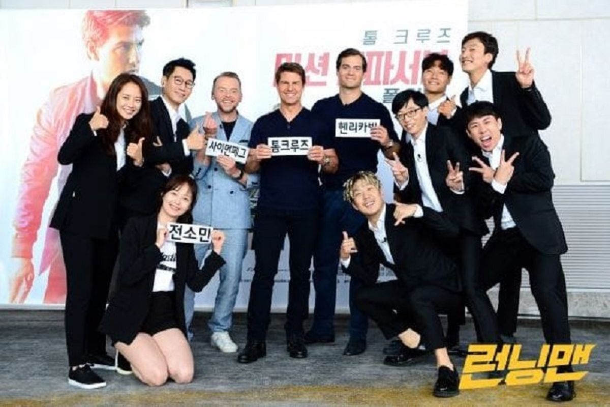 Tiga bintang Mission: Impossible - Fallout, yakni Simon Pegg, Tom Cruise, dan Henry Cavill, berfoto bersama tim Running Man.