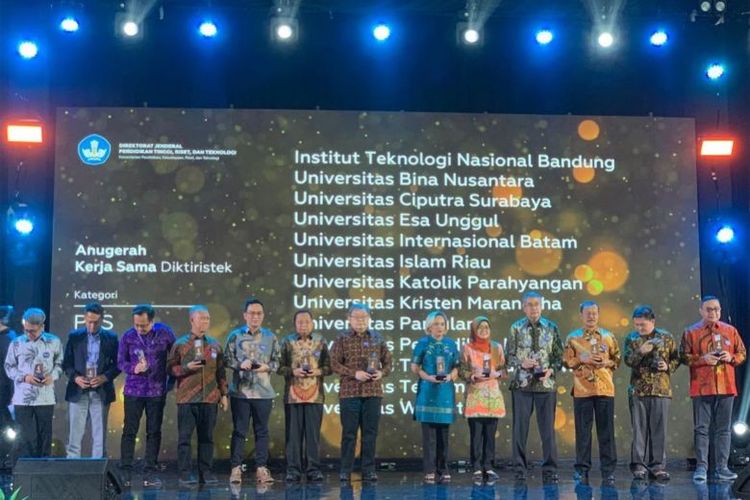 Itenas raih penghargaan Gold Winner untuk kategori PTS Kerja Sama Internasional Terbaik dalam ajang Anugerah Diktiristek 2022 