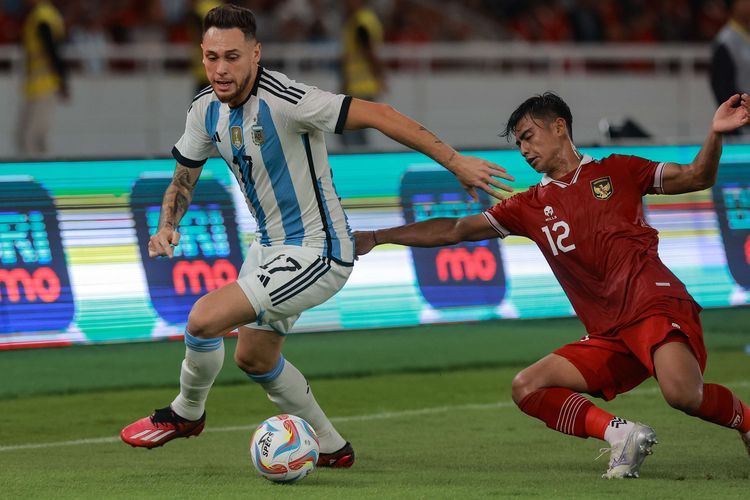 Pemain timnas Argentina, Lucas Ocampos berebut bola dengan pemain timnas Indonesia, Pratama Arhan dalam pertandingan FIFA Matchday edisi Juni 2023 di Stadion Utama Gelora Bung Karno, Jakarta, Senin (19/6/2023). Argentina unggul 2-0 atas Indonesia.