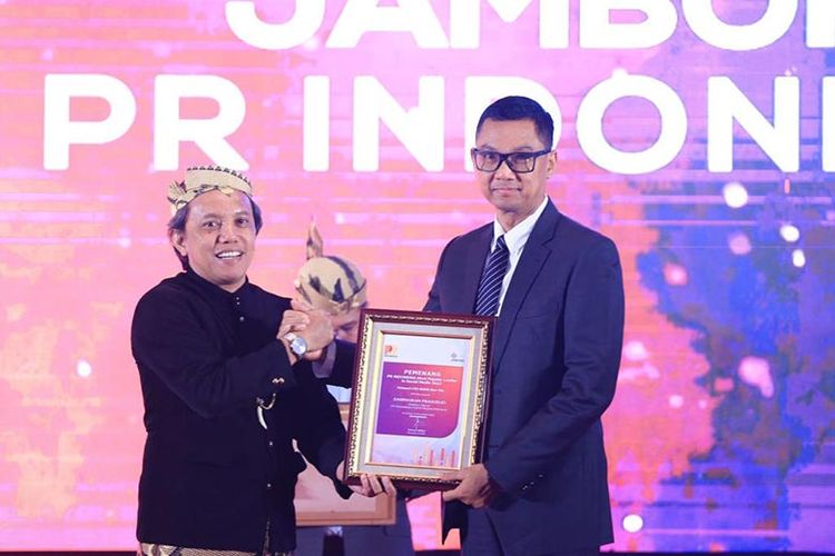 Dirut PLN menerima penghargaan Indonesia Most Popular Leader in Social Media.