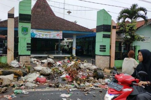 Kantor Kecamatan Ini Mendadak Bau, Penuh Sampah, Ternyata Dijadikan TPA oleh Warga yang Kesal