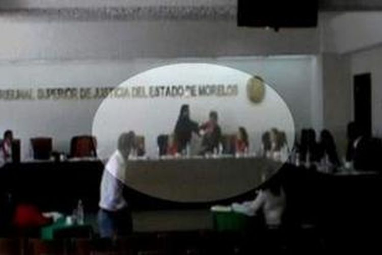 Dua orang hakim tertangkap kamera saling baku hantam di tengah sebuah proses persidangan di negara bagian Morelos, Meksiko.