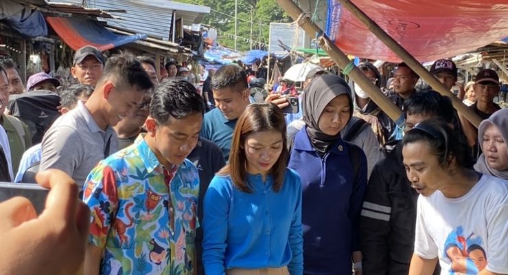 Blusukan ke Pasar Kemiri Depok, Gibran Borong Sayur-mayur dan Sempat Tawar Bawang Merah