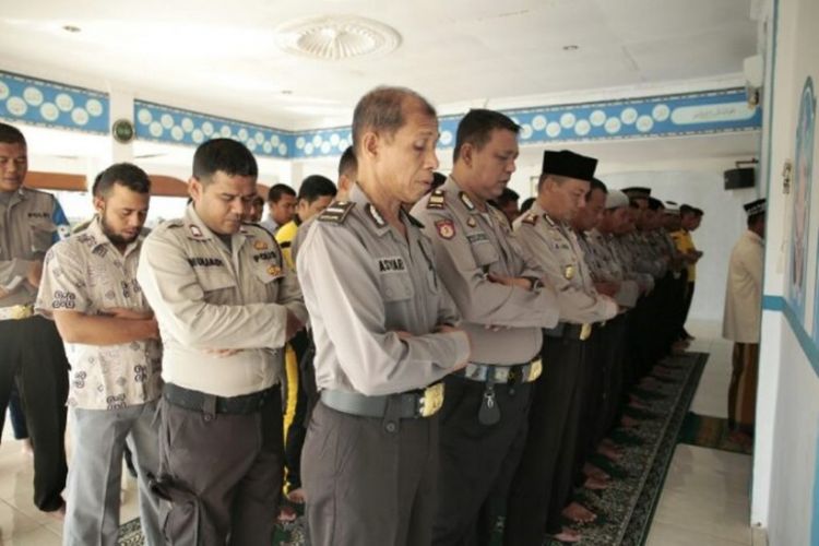 Ratusan polisi melaksanakan shalat ghab untuk lima jenazah Brimob yang tewas di Mushalla Babut Taqwa, Kompleks Polres Aceh Utara, Jumat (11/5/2018)