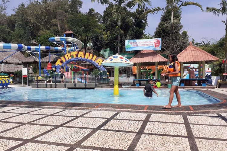 Tirtania Waterpark, Bogor.