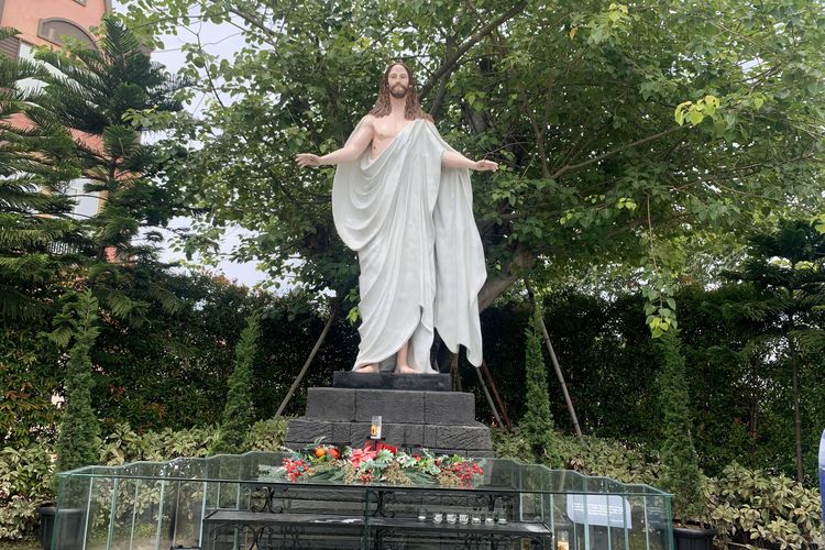 Taman Doa Hati Tersuci Maria berada di Salembaran, Kosambi, Kabupaten Tangerang, Banten, tepatnya di kompleks La Riviera. Taman Doa Hati Tersuci Maria buka setiap hari pukul 07.00-22.00 WIB. Bila ingin mengikuti ibadah Katolik, kamu bisa datang pada hari Jumat terakhir setiap bulan. Foto diambil pada Rabu (4/2/2026).