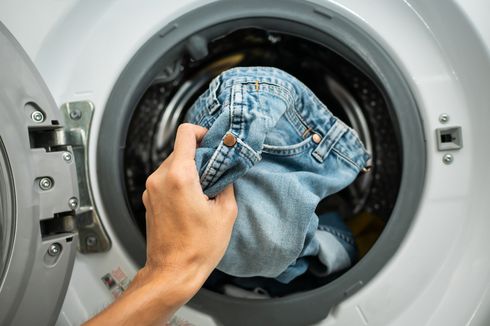 Cara yang Benar Mencuci Pakaian Berbahan Denim Menurut Ahli Tekstil