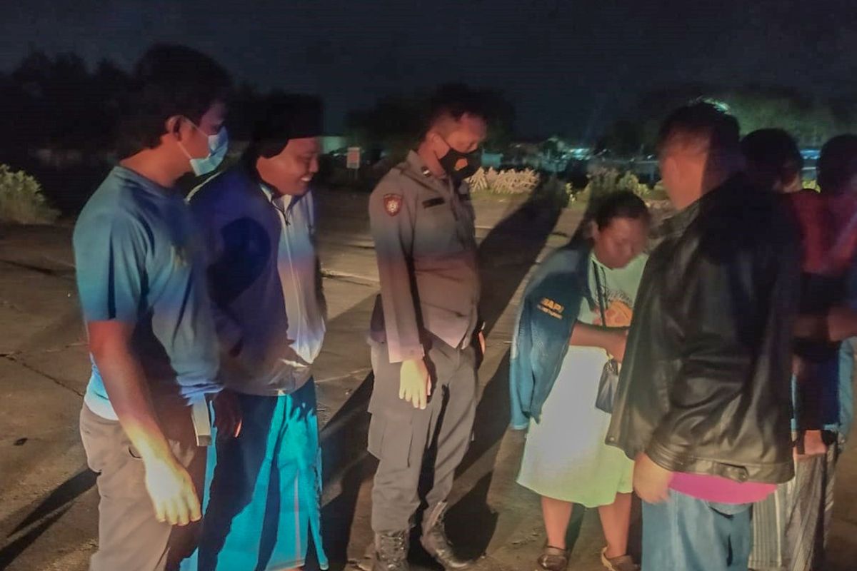 Petugas menjemput suami istri di Pelabuhan Tanjung Tembaga setelah diusir warga dari Pulau Gili.